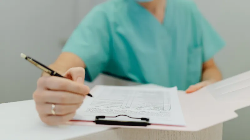 Pflegepersonal mit Checkliste - Sinnbild für Beratung deutsche Pflegegrade in Österreich